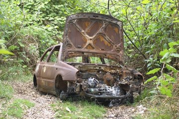 Epave de voiture brûlée en forêt de Bélouve à la Réunion