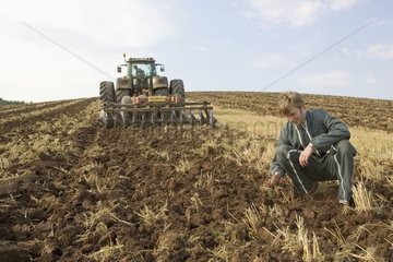 Porträt eines jungen Bauern auf einem Frankreichfeld