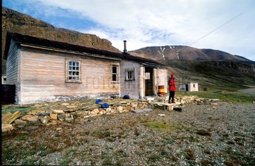 Jean-yves Lapaix vor einer verlassenen Hütte