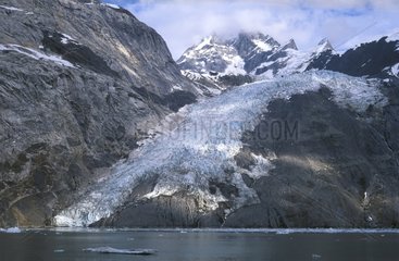 Gletscher J. Hopkins in Bay Alaska Glacier fällt