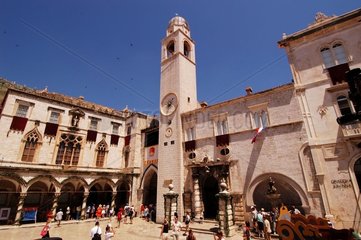 Touristen  die ein Denkmal von Dubrovnik Croatia besuchen