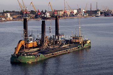 Ausbagger des Hafens von Claipeda Lithuania [at]