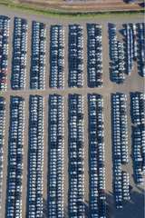 Parkplatz einer Automobilfabrik in Deutschland