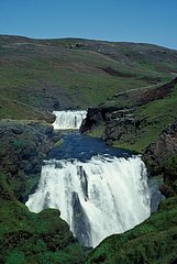 Double chute traversant les collines volcanique Islande