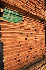 Holz  das im Hafen von Nantes Frankreich aufbewahrt wird