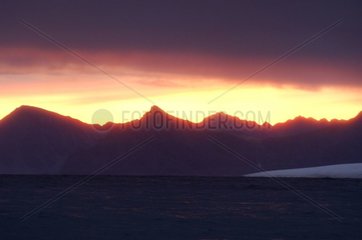 Mitternacht in Spitzberg mit Fjord -Gletschern und Bergen