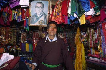 Stoffhändler in seinem Laden in Leh Ladakh India