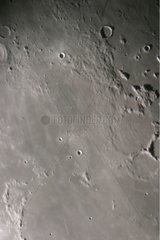 Plaines et craterlets visibles sur dernier quartier de Lune
