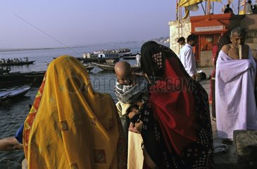 Frau und Kind am Fluss Ghats  die nach Indien fÃ¼hren