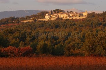 Dorf Blauvac in der Herbstprovence Frankreich