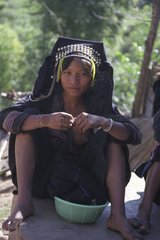 Porträt einer Frau Akha Pala  die vor einem Topf Laos sitzt