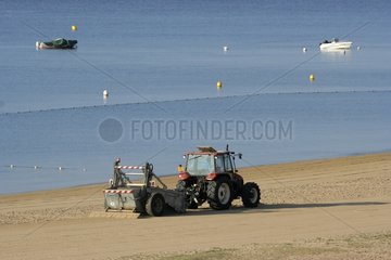 Traktor für die Wartung eines Strandes