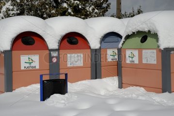 Behälter mit Recycling unter Schnee Belfort Frankreich