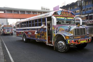 WunderschÃ¶n gestrichener Bus in Panama City