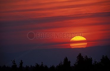 Sonnenuntergang durch die atmosphärische Schicht Frankreich deformiert