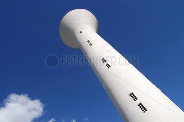 Weißwasserturm  der in Richtung eines blauen Himmels steigt