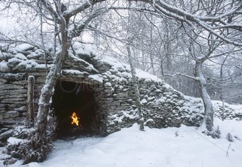 Foyer chauffant une cabane de pierre Château Chalon Jura