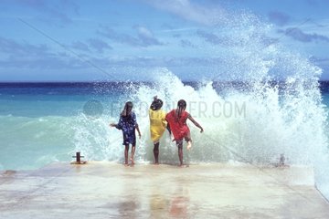 Kinder chepeneche spielen im Wasser Neukaledonien