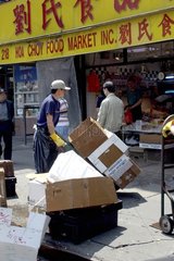 Homme asiatique transportant des cartons de nourriture USA