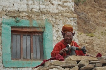 Buddhistischer Mönch nähen mit einer Nähmaschine Zanskar India