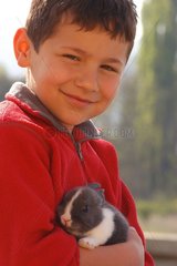 Enfant portant un lapin dans ses bras