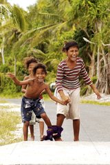 Kinder Tuvaluan  die in der Funufuti Tuvalu Street spielen