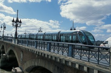Tramway de Bordeaux sur le Pont de pierre