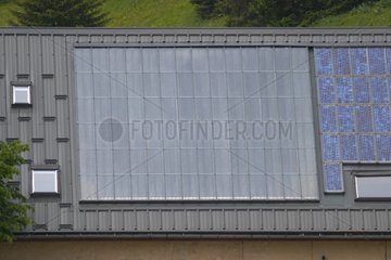 Plancher solaire direct sur le toit d'une maison de montagne