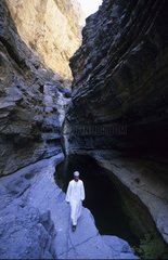 Omanais in einer Schluchtketten von Hadjar Sultanat aus Oman