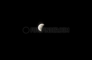 Eclipse totale de Lune pendant la seconde phase partielle