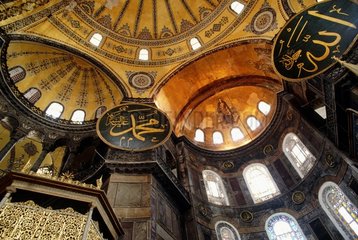 Istanbul  coupoles à l' intérieur de la mosquée Bleue