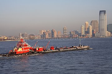 Boat goods in the Bay of New York