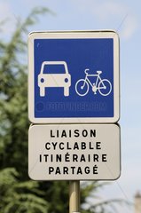 Informationen zu einer gemeinsam genutzten Fahrradstrecke von Fahrrädern und Autos DELLE