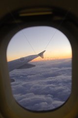 Wolkensee und FlugzeugflÃ¼gel aus dem Flugzeug aus gesehen