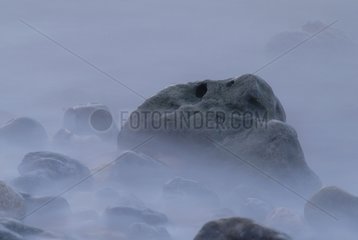 Felsen auf den Villers Sur Mer Beach Frankreich
