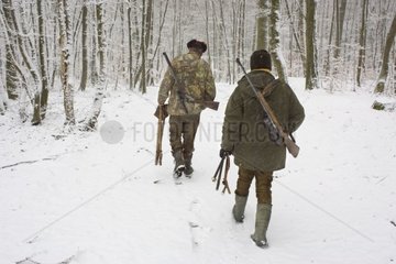 Jagd im Wald unter Schnee Frankreich [at]