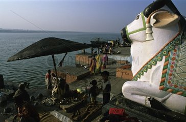 Nandi -Statue am Rande des Ganges Benares India