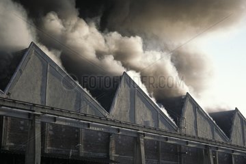 Dämpfe aufgrund einer Feuerfabrik. Mantes la Ville Frankreich