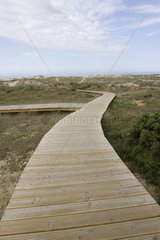 Lange Promenade zum Strand in Punta Fruxeira in der Nähe von Ferro Spanien