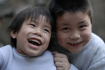 Kinder  die in den Straßen von Peking China spielen