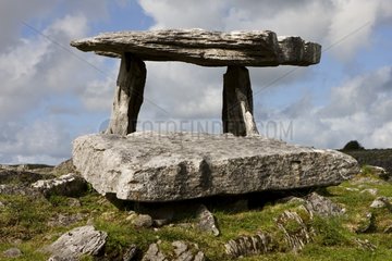 Dolmen von Poulnabrone auf dem Tablett von Burren in Irland