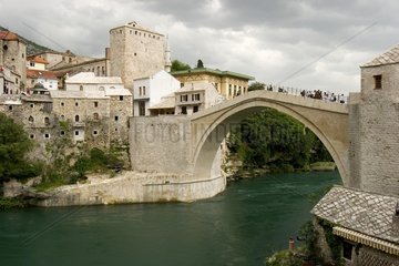 Rivière Neretva traversant le centre ville de Mostar Bosnie