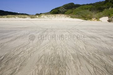 Muster im Sand am verlassenen Strand von Porto de Vares im Sand
