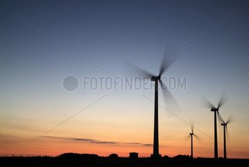 Windmühlen in der Abenddämmerung in Fécamp Haute-Normandie Frankreich