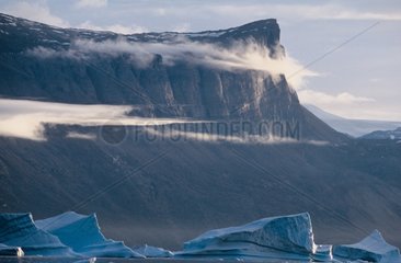 Grönland Klippe und Wolken