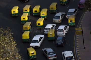 Viele kleine Taxi im Verkehr in Delhi Indien