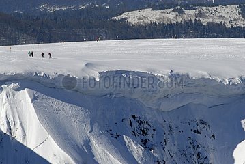 Excursion in rackets on a cornice of snow France