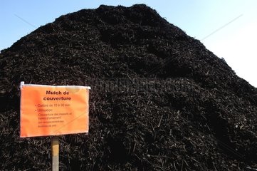 Mulch de couverture dans la fabrication du compost