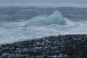Eis am Küste Island bestreut