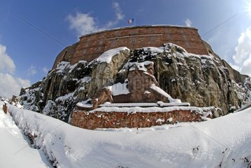 Der Löwe und das Schloss von Belfort unter Schnee